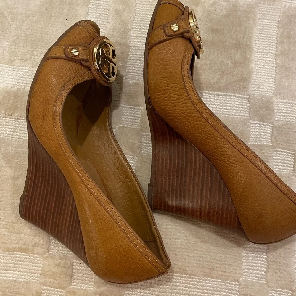 Tory Burch | Leticia Peep-toe Wedge | Tan | Size 8 - Picture 4 of 7